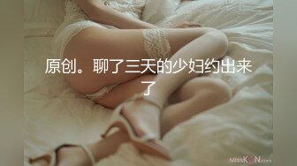 [MP4/ 924M] 乖巧甜美00后嫩妹！多人群P双洞齐插！一堆妹子轮番上，三男双洞齐开嘴里再插个