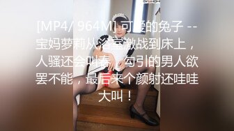 短发小妹对着镜头玩弄奶子