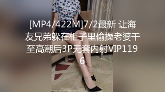 欧美绿帽戴着鸟笼扒开妻子的腿当面看着妻子被两个黑人大吊爆肏给妻子舔脚增加情趣