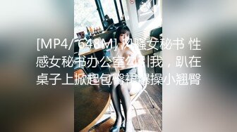 STP31773 已婚騷人妻家裏沒人陪狼友發騷，農村大院屋裏騷完院裏騷，聽狼友指揮互動撩騷揉奶玩逼看特寫，精彩不要錯過