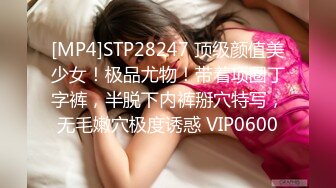 美女众多商场女厕隔板缝近景高清偸拍数位小姐姐方便，拍脸又拍逼人美逼更美 (1)