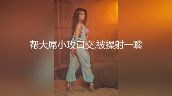 中年大叔忽悠美女顾客做特殊服务，全身按摩撩骚忽悠顾客揉奶玩逼，按摩床上爆草抽插，给骚逼干的神魂颠倒[