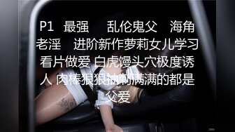 跟骚逼少妇玩个车震，这娘们好骚啊露脸让大哥玩逼无套抽插，大鸡巴干着还要自己拿道具玩阴蒂，高潮喷水好湿