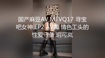 颜值少妇人间水蜜桃露脸镜头前卖弄风骚还跟狼友玩着手机视频，大黑牛自慰骚逼揉奶子呻吟感觉好刺激